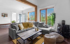 Rustic Chalet Le Cozy Hot Tub Lakeview - Ski - Tubing- Familizoo - Spa - Full Of Near By Activities Winter